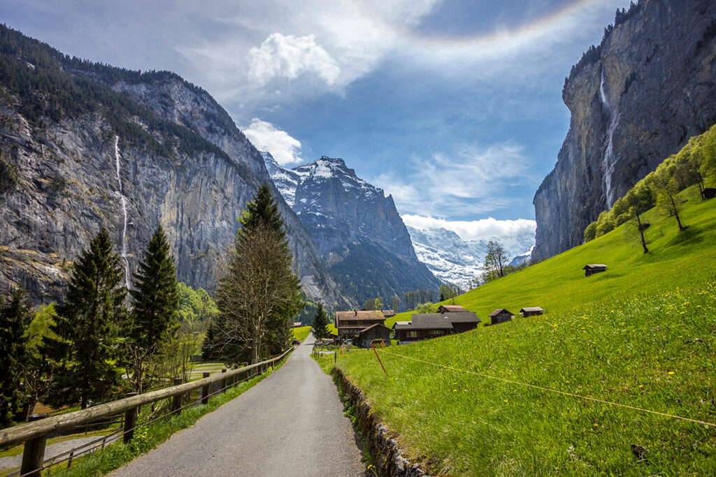 Walking from Lauterbrunnen to Stechelberg